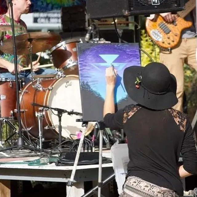 Irisa live painting Space Whales in 2022